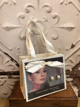 Load image into Gallery viewer, Faux Pearl Studs and A Card Gift Set
